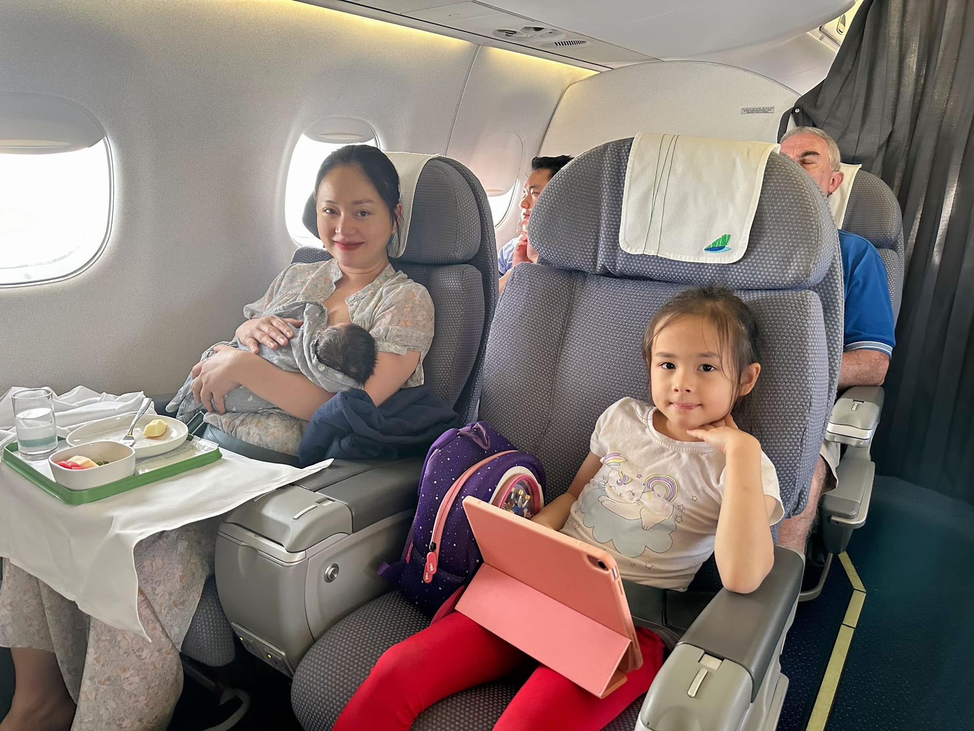  17 ngày tuổi đi máy bay cùng mẹ vào thăm daddy, con gái thứ hai Lan phương phá kỉ lục của gia đình- Ảnh 1.