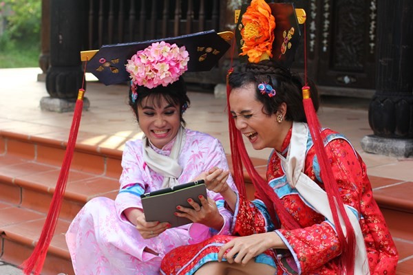 Thành viên chuyên đóng giả con gái trong nhóm hài nổi tiếng gây bất ngờ khi sống ẩn trong núi, từng xuất gia tu tập- Ảnh 1.