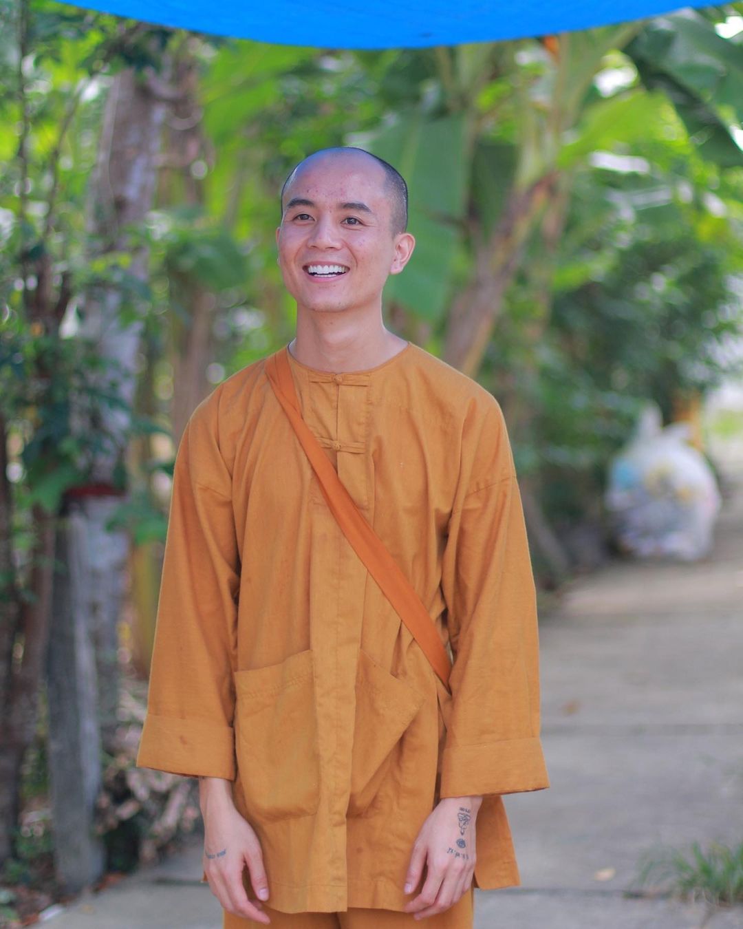 Thành viên chuyên đóng giả con gái trong nhóm hài nổi tiếng gây bất ngờ khi sống ẩn trong núi, từng xuất gia tu tập- Ảnh 8.