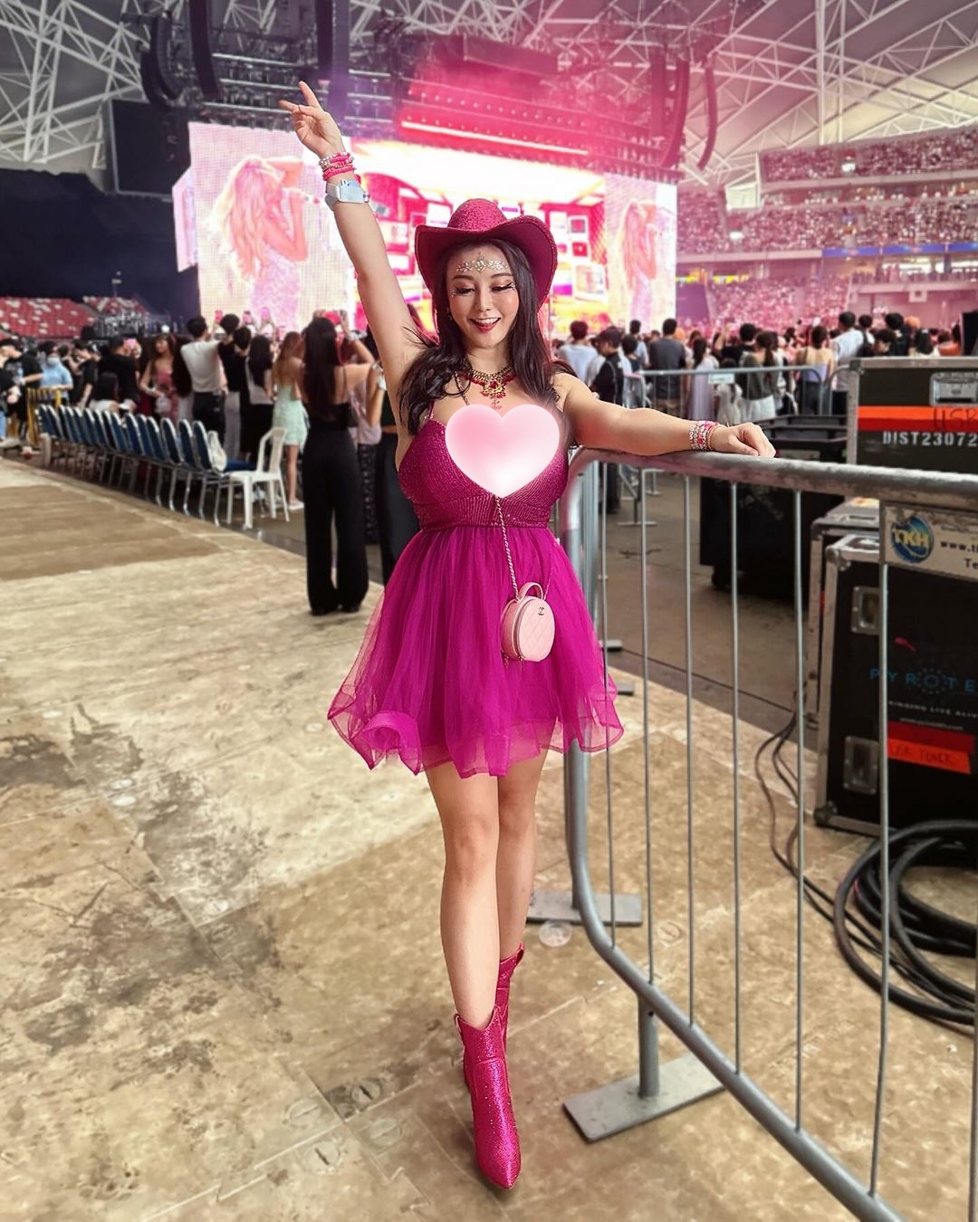 Gái xinh xả ngày ngày đầu cực "cháy" ở concert Taylor Swift: Lên đồ lồng lộn chiếm spotlight, hát 3 tiếng không thấy mệt!- Ảnh 14. Gái xinh xả ngày ngày đầu cực "cháy" ở concert Taylor Swift: Lên đồ lồng lộn chiếm spotlight, hát 3 tiếng không thấy mệt!- Ảnh 14.