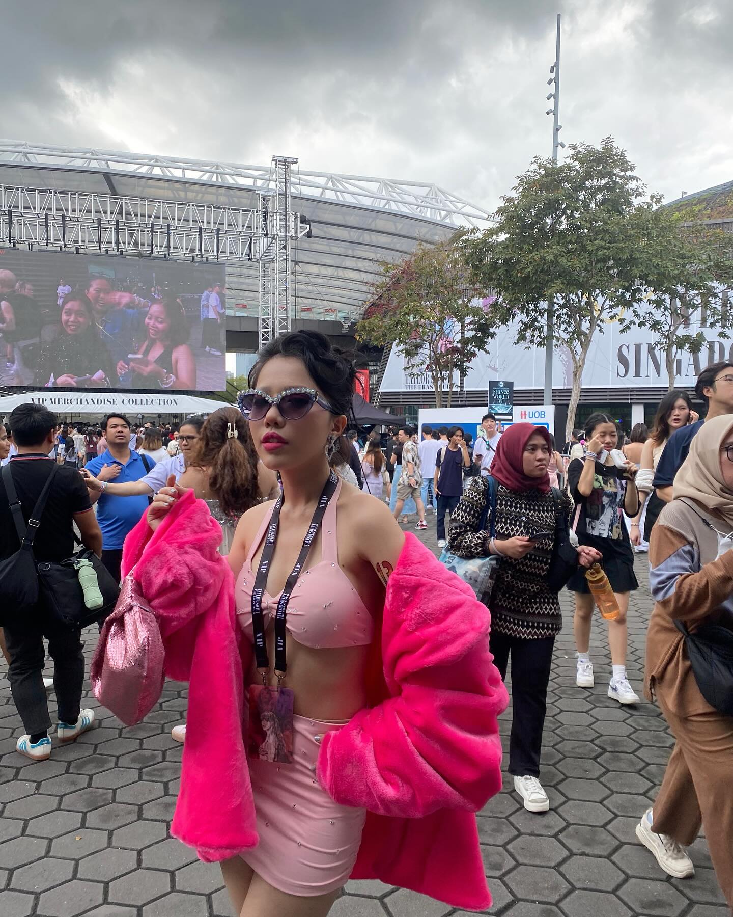 Gái xinh xả ngày ngày đầu cực "cháy" ở concert Taylor Swift: Lên đồ lồng lộn chiếm spotlight, hát 3 tiếng không thấy mệt!- Ảnh 6. Gái xinh xả ngày ngày đầu cực "cháy" ở concert Taylor Swift: Lên đồ lồng lộn chiếm spotlight, hát 3 tiếng không thấy mệt!- Ảnh 6.