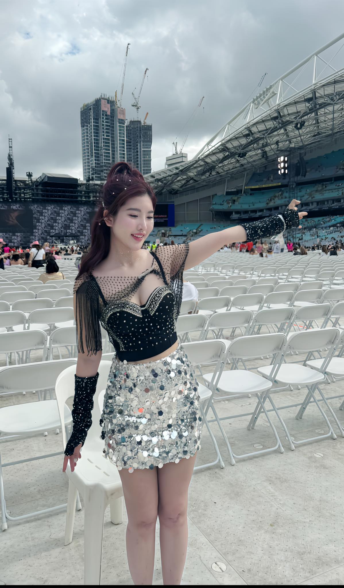 Gái xinh xả ngày ngày đầu cực "cháy" ở concert Taylor Swift: Lên đồ lồng lộn chiếm spotlight, hát 3 tiếng không thấy mệt!- Ảnh 10. Gái xinh xả ngày ngày đầu cực "cháy" ở concert Taylor Swift: Lên đồ lồng lộn chiếm spotlight, hát 3 tiếng không thấy mệt!- Ảnh 10.