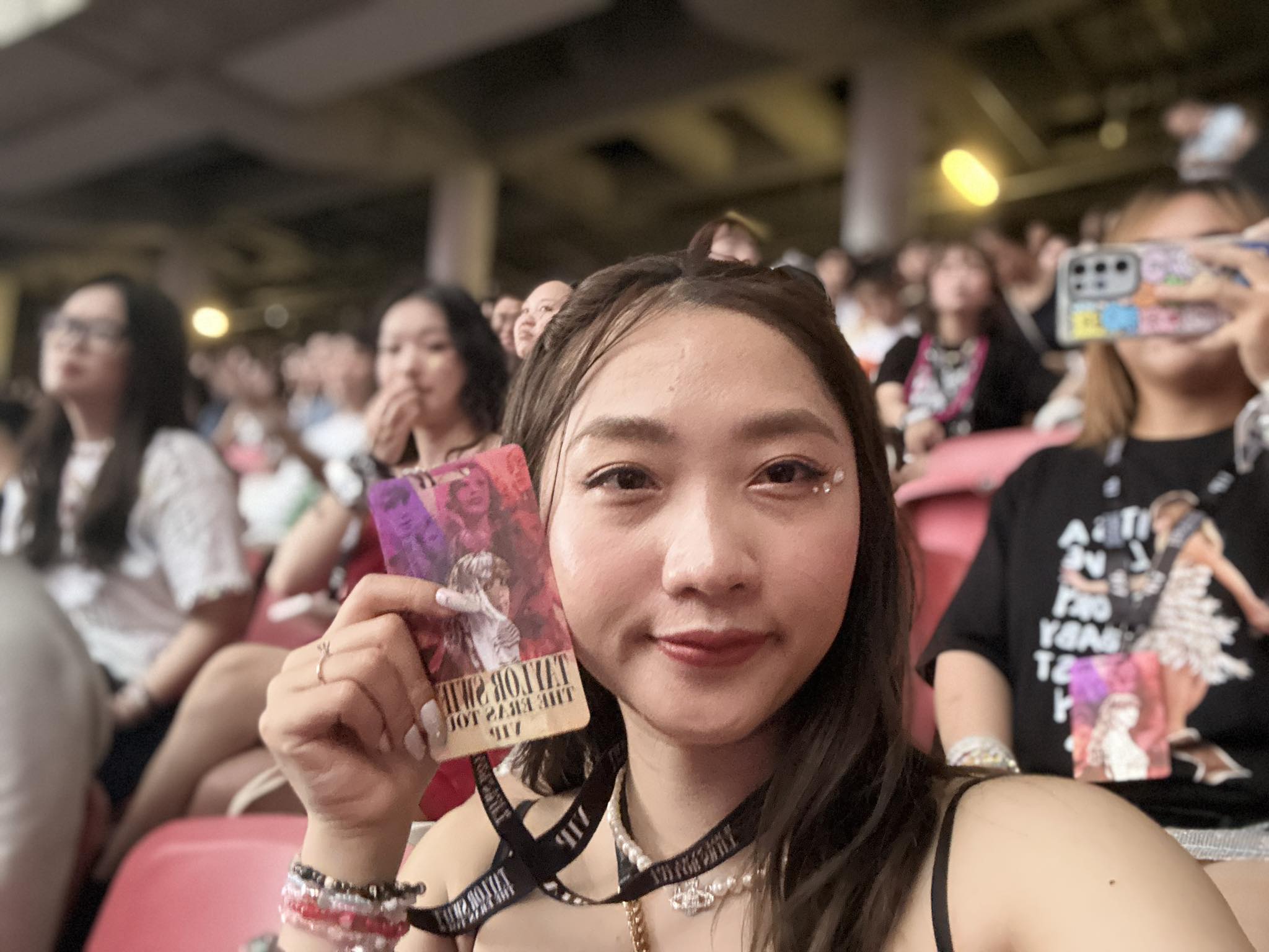 Gái xinh xả ngày ngày đầu cực "cháy" ở concert Taylor Swift: Lên đồ lồng lộn chiếm spotlight, hát 3 tiếng không thấy mệt!- Ảnh 12. Gái xinh xả ngày ngày đầu cực "cháy" ở concert Taylor Swift: Lên đồ lồng lộn chiếm spotlight, hát 3 tiếng không thấy mệt!- Ảnh 12.