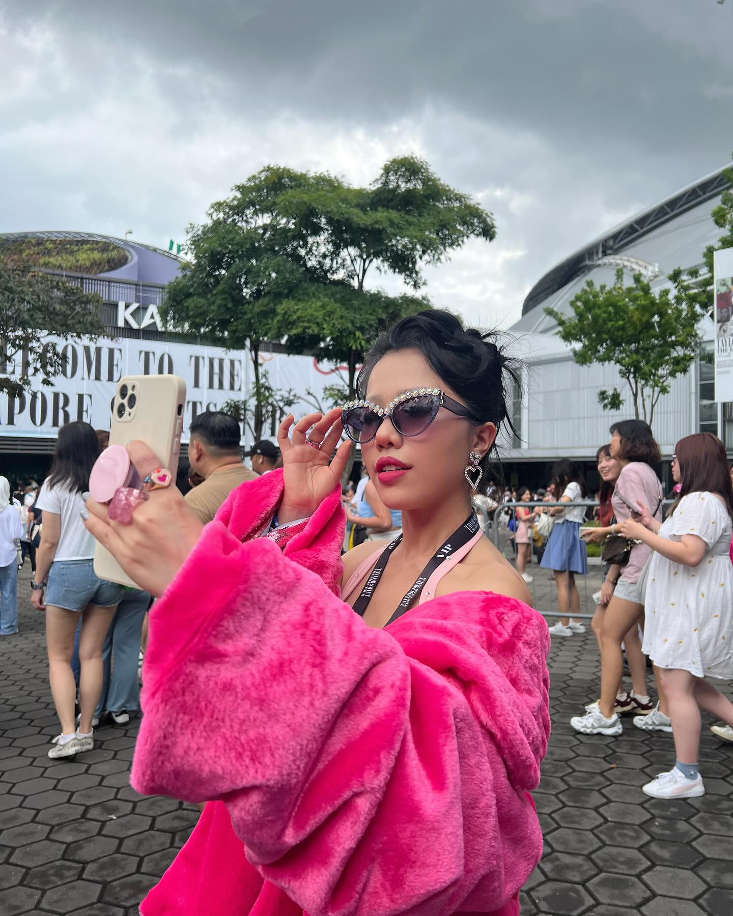 Gái xinh xả ngày ngày đầu cực "cháy" ở concert Taylor Swift: Lên đồ lồng lộn chiếm spotlight, hát 3 tiếng không thấy mệt!- Ảnh 4. Gái xinh xả ngày ngày đầu cực "cháy" ở concert Taylor Swift: Lên đồ lồng lộn chiếm spotlight, hát 3 tiếng không thấy mệt!- Ảnh 4.