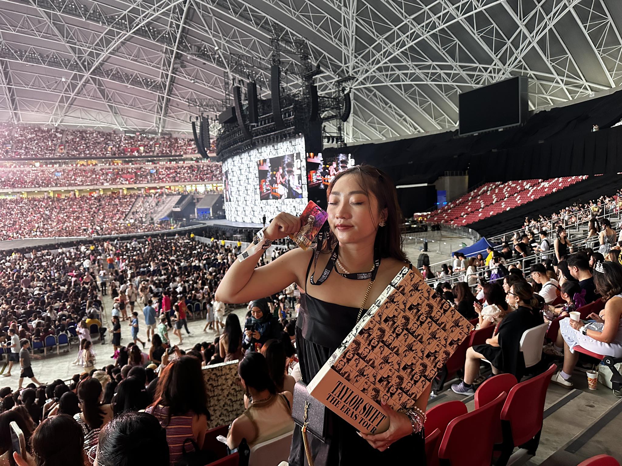 Gái xinh xả ngày ngày đầu cực "cháy" ở concert Taylor Swift: Lên đồ lồng lộn chiếm spotlight, hát 3 tiếng không thấy mệt!- Ảnh 11. Gái xinh xả ngày ngày đầu cực "cháy" ở concert Taylor Swift: Lên đồ lồng lộn chiếm spotlight, hát 3 tiếng không thấy mệt!- Ảnh 11.