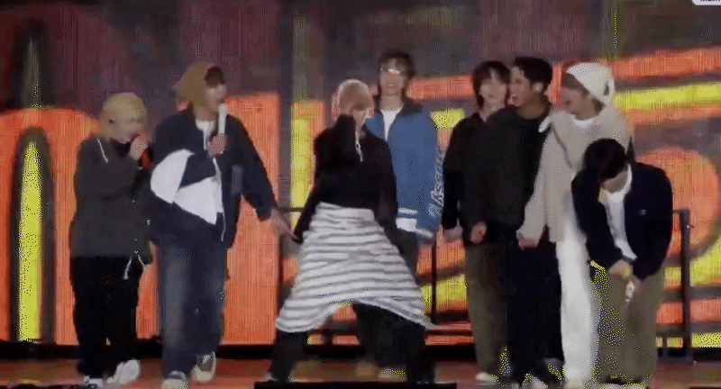 SEVENTEEN tái hợp đủ đội hình: Main vocal “quẩy” sung đến trưởng nhóm chấn thương chân nhảy ra sao?- Ảnh 16.