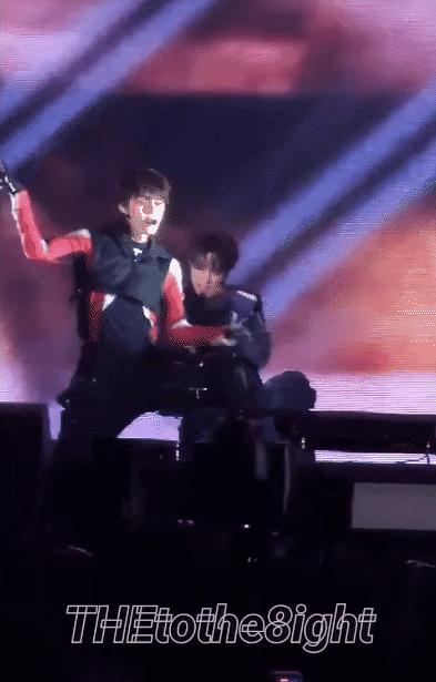Nam idol bật khóc vì biểu diễn quá mệt, hình ảnh mất sức ngồi thụp trên sân khấu khiến fan xót xa- Ảnh 5.