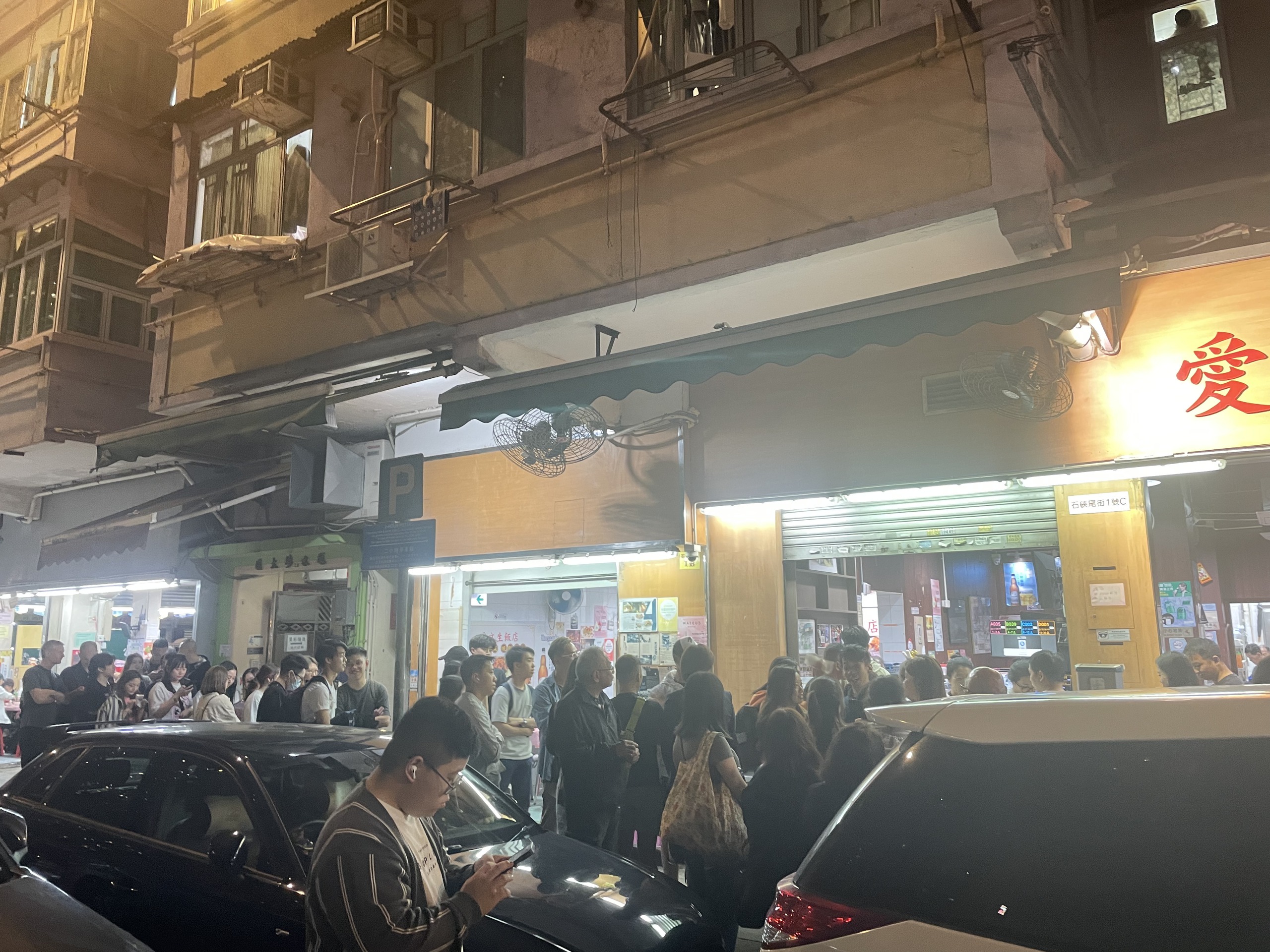 Những quán ăn nức tiếng xứ Cảng Thơm: Nơi khách xếp dài cả con phố chờ thưởng thức, nơi danh hiệu Michelin treo kín tường- Ảnh 1.