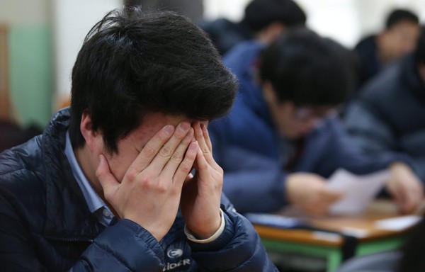 Kỳ thi khốc liệt nhất của Hàn Quốc: Sĩ tử chỉ ngủ 4 tiếng/ngày, uống thuốc trầm cảm để giảm áp lực ôn thi- Ảnh 3.