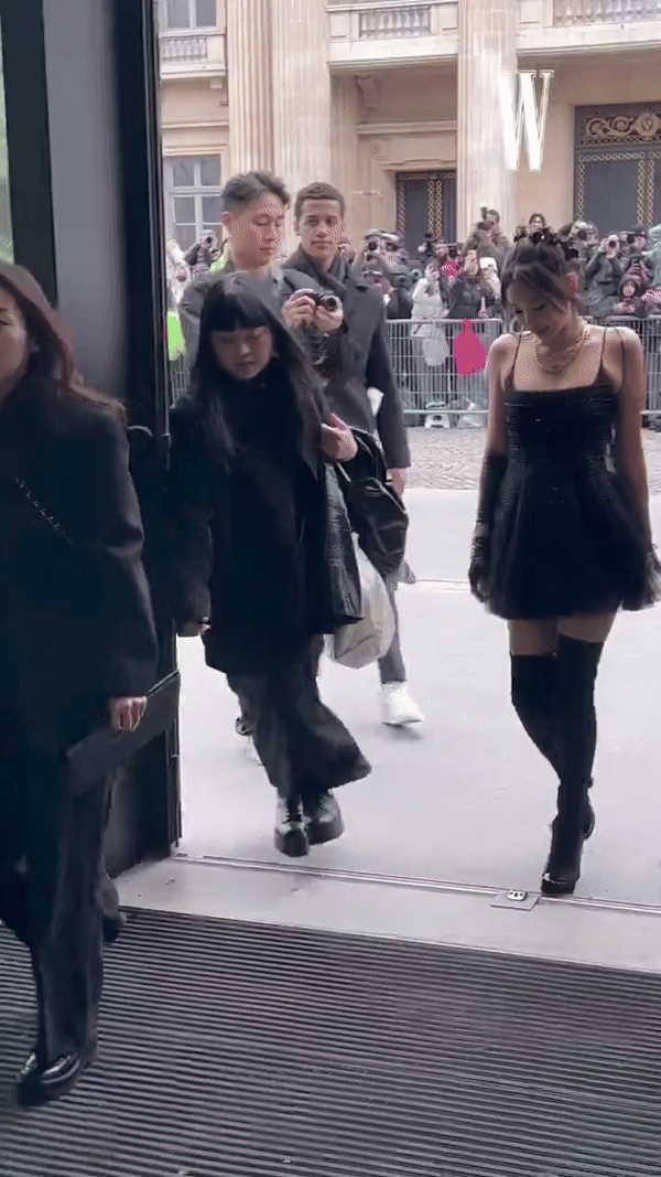 "Sốc visual" Jennie ở Paris Fashion Week: Hóa búp bê vừa sang chảnh vừa đáng yêu, chiến thần "chấp" hết sạch cam thường là đây!- Ảnh 2.