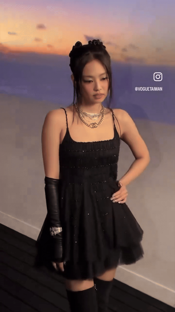 "Sốc visual" Jennie ở Paris Fashion Week: Hóa búp bê vừa sang chảnh vừa đáng yêu, chiến thần "chấp" hết sạch cam thường là đây!- Ảnh 4.