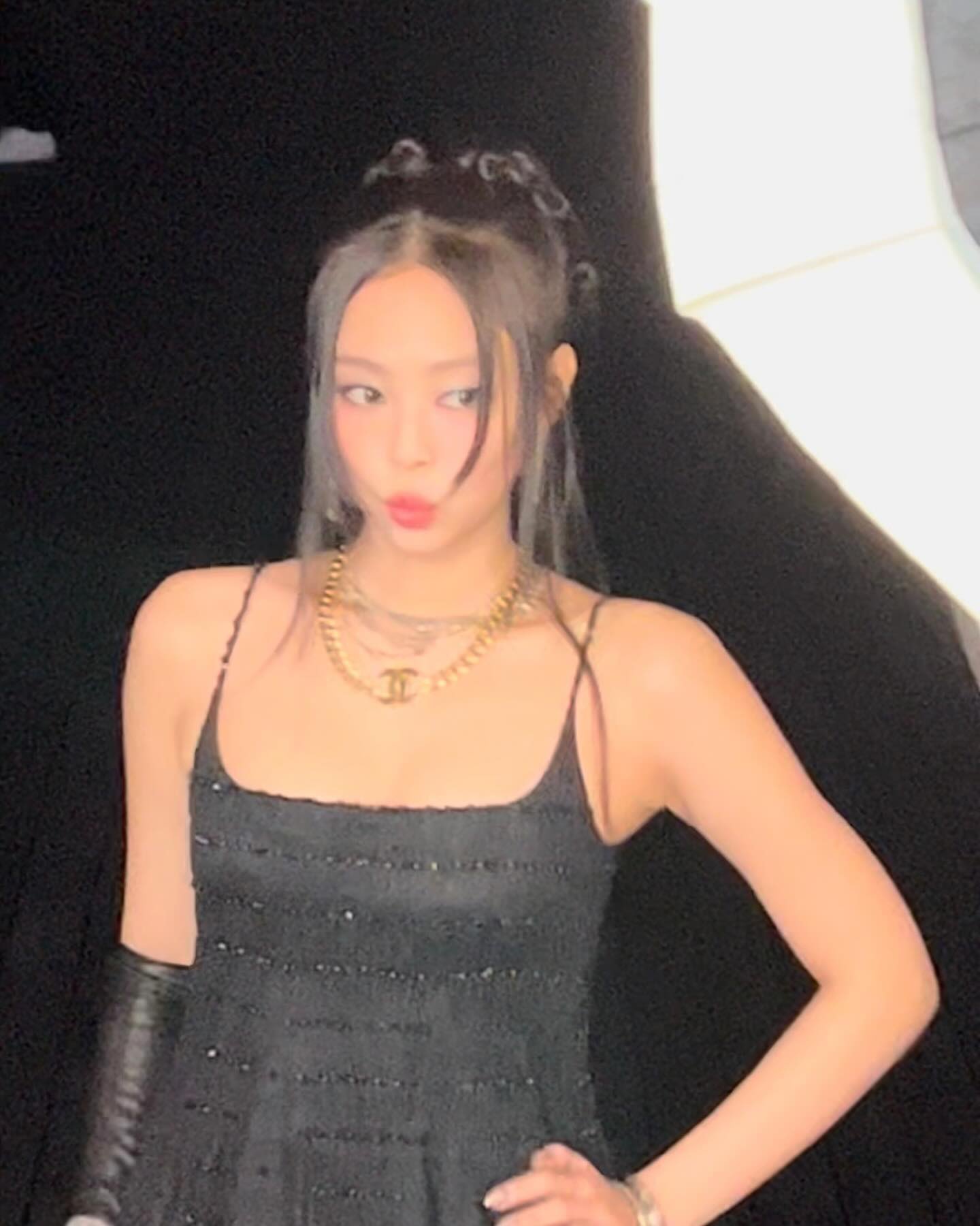 "Sốc visual" Jennie ở Paris Fashion Week: Hóa búp bê vừa sang chảnh vừa đáng yêu, chiến thần "chấp" hết sạch cam thường là đây!- Ảnh 8.