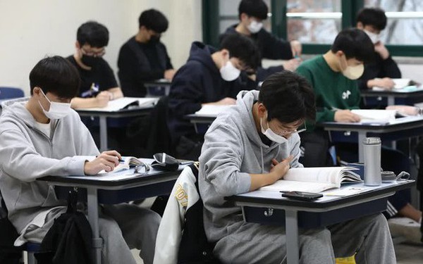 Kỳ thi khốc liệt nhất của Hàn Quốc: Sĩ tử chỉ ngủ 4 tiếng/ngày, uống thuốc trầm cảm để giảm áp lực ôn thi- Ảnh 1.