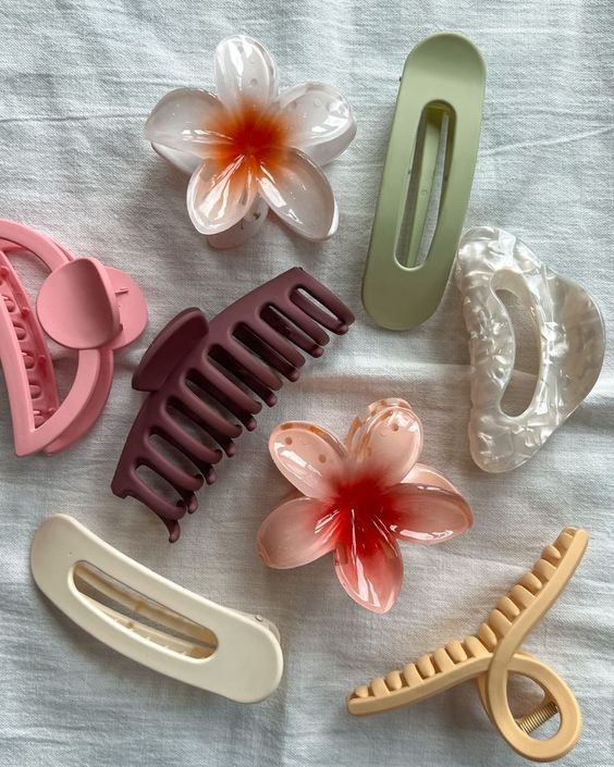 Đứng sau trend kẹp tóc hoa sứ là "đế chế" phụ kiện "bỏ bùa" gái xinh toàn cầu: Phái nữ rất yêu- Ảnh 3. Đứng sau trend kẹp tóc hoa sứ là "đế chế" phụ kiện "bỏ bùa" gái xinh toàn cầu: Phái nữ rất yêu- Ảnh 3.