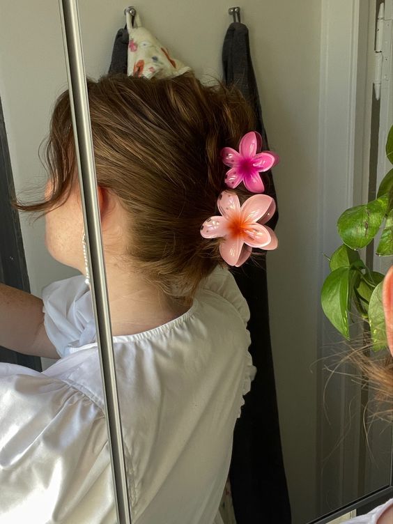 Đứng sau trend kẹp tóc hoa sứ là "đế chế" phụ kiện "bỏ bùa" gái xinh toàn cầu: Phái nữ rất yêu- Ảnh 7. Đứng sau trend kẹp tóc hoa sứ là "đế chế" phụ kiện "bỏ bùa" gái xinh toàn cầu: Phái nữ rất yêu- Ảnh 7.