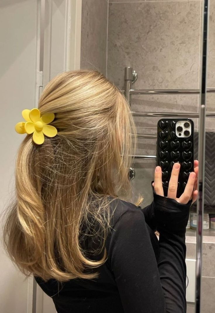 Đứng sau trend kẹp tóc hoa sứ là "đế chế" phụ kiện "bỏ bùa" gái xinh toàn cầu: Phái nữ rất yêu- Ảnh 9. Đứng sau trend kẹp tóc hoa sứ là "đế chế" phụ kiện "bỏ bùa" gái xinh toàn cầu: Phái nữ rất yêu- Ảnh 9.