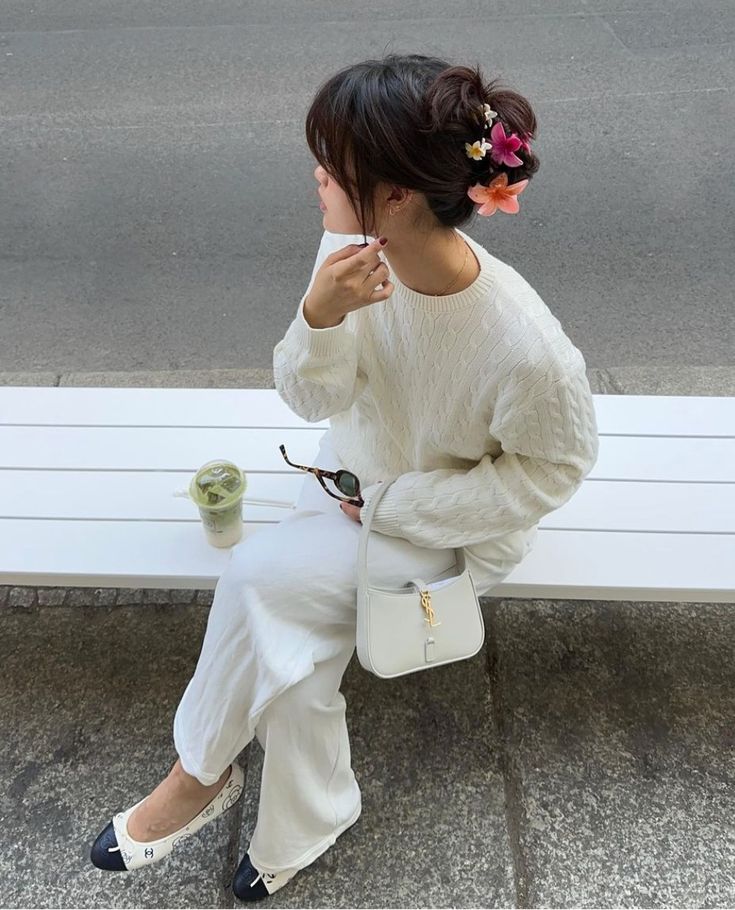 Đứng sau trend kẹp tóc hoa sứ là "đế chế" phụ kiện "bỏ bùa" gái xinh toàn cầu: Phái nữ rất yêu- Ảnh 8. Đứng sau trend kẹp tóc hoa sứ là "đế chế" phụ kiện "bỏ bùa" gái xinh toàn cầu: Phái nữ rất yêu- Ảnh 8.