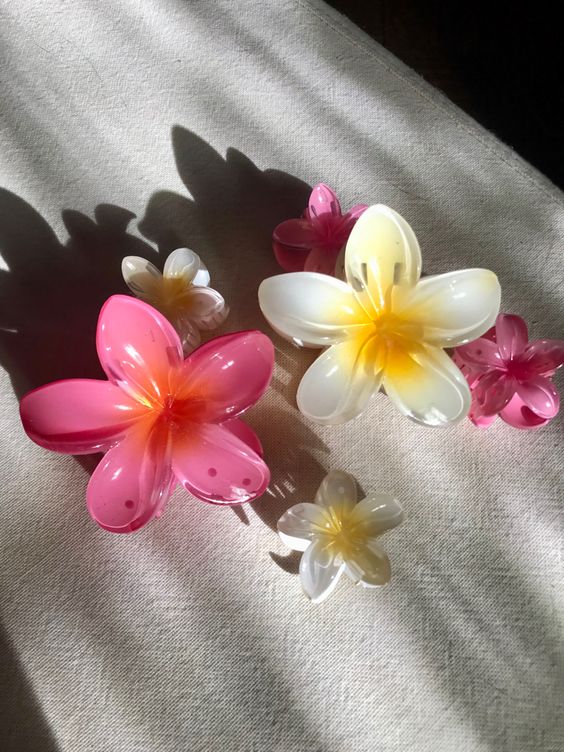 Đứng sau trend kẹp tóc hoa sứ là "đế chế" phụ kiện "bỏ bùa" gái xinh toàn cầu: Phái nữ rất yêu- Ảnh 10. Đứng sau trend kẹp tóc hoa sứ là "đế chế" phụ kiện "bỏ bùa" gái xinh toàn cầu: Phái nữ rất yêu- Ảnh 10.