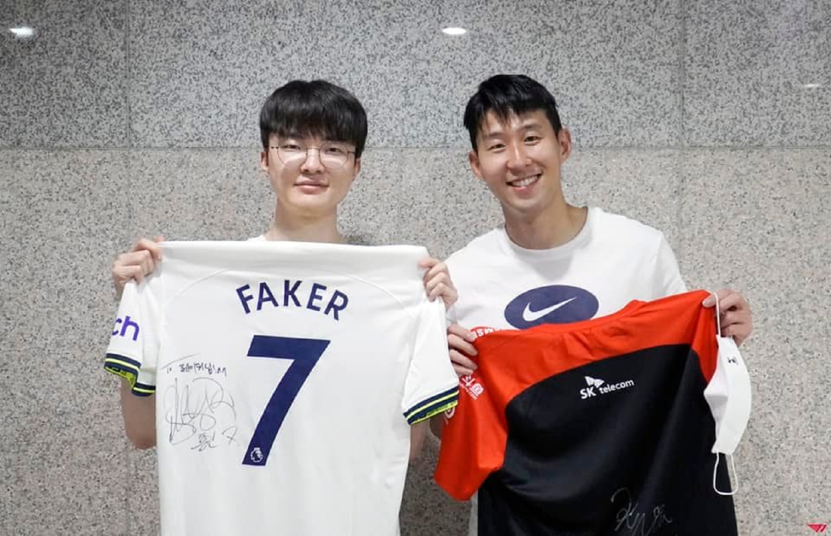 Faker và Son Heung-min là 2 trong số 5 nhân vật được truyền thông Hàn chọn vào &quot;ngũ đại quốc bảo xứ kim chi&quot;