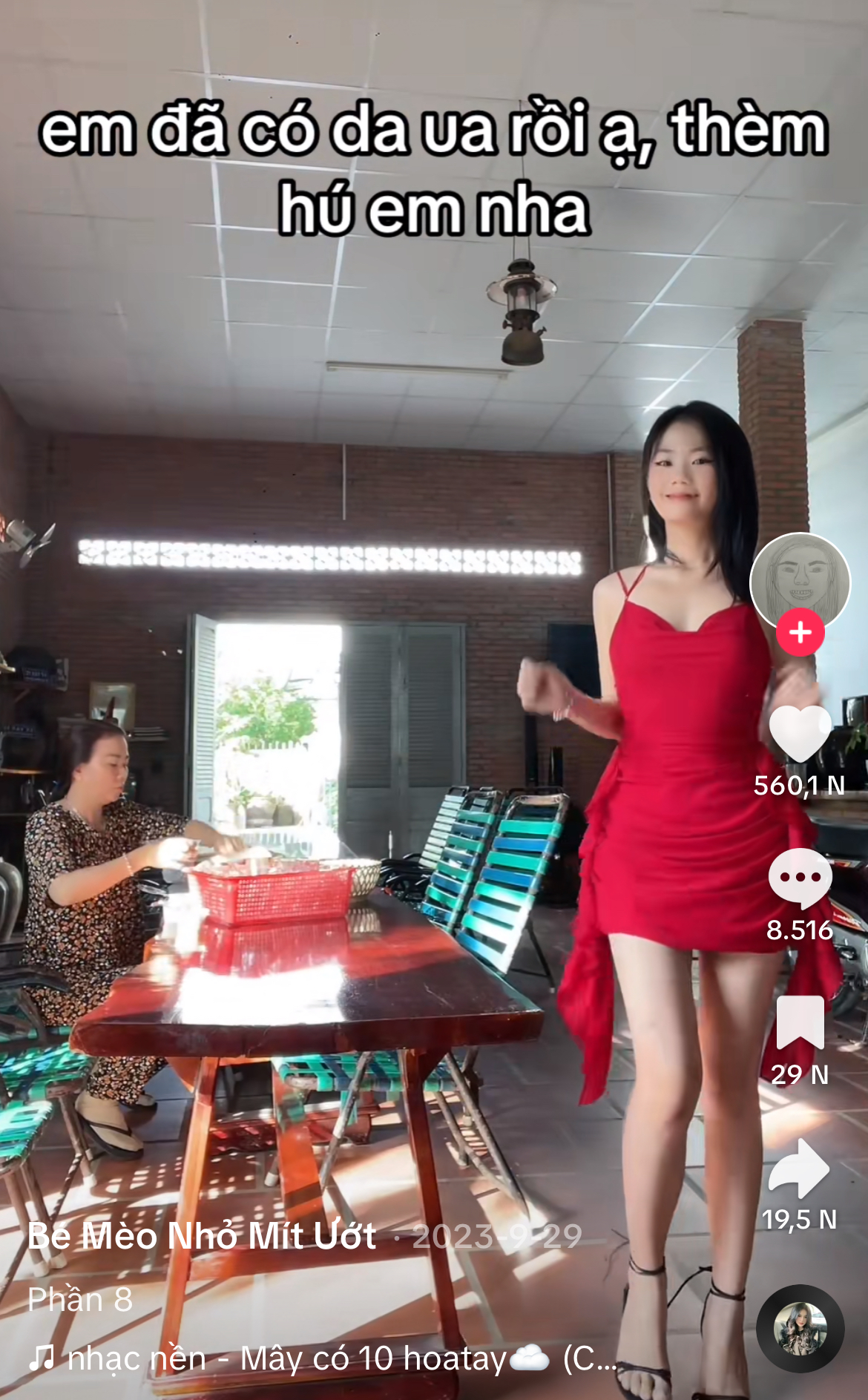 TikToker "Thảo da ua" nổi tiếng từ bộ váy đỏ: Từng cạo đầu là thật, nhưng danh hiệu "chị đẹp U40" có như lời đồn?- Ảnh 4. TikToker "Thảo da ua" nổi tiếng từ bộ váy đỏ: Từng cạo đầu là thật, nhưng danh hiệu "chị đẹp U40" có như lời đồn?- Ảnh 4.