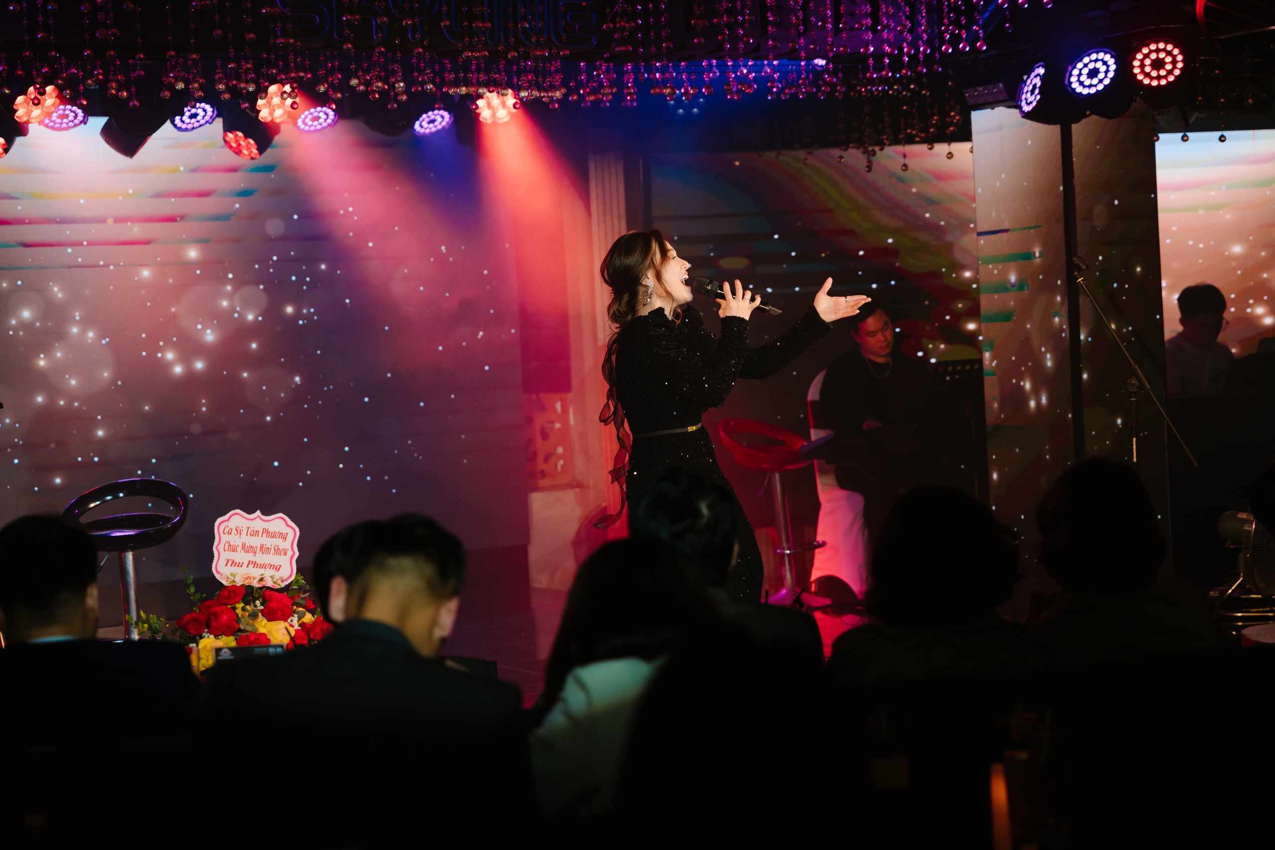 Chồng Tây và con gái ra Hà Nội ủng hộ Thu Phượng làm show sau 10 năm biến cố- Ảnh 6.