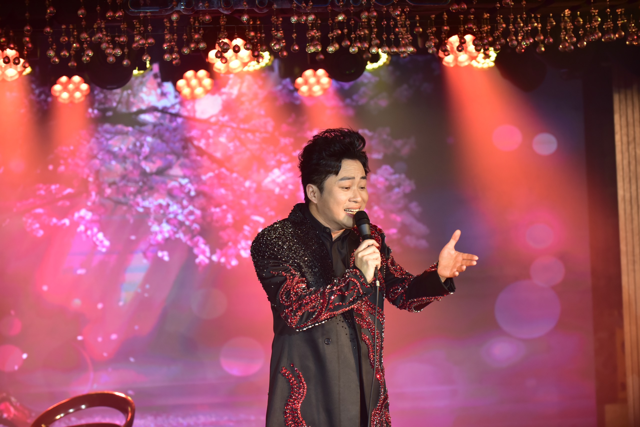 Chồng Tây và con gái ra Hà Nội ủng hộ Thu Phượng làm show sau 10 năm biến cố- Ảnh 2.
