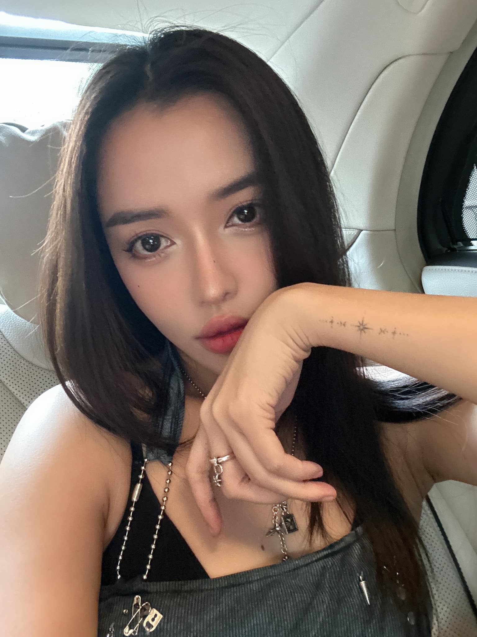 Bích Phương "cưa sừng làm nghé" với style quá cool: Chị em 30+ học theo, kiểu gì cũng trẻ ra ít nhất 5 tuổi- Ảnh 2. Bích Phương "cưa sừng làm nghé" với style quá cool: Chị em 30+ học theo, kiểu gì cũng trẻ ra ít nhất 5 tuổi- Ảnh 2.
