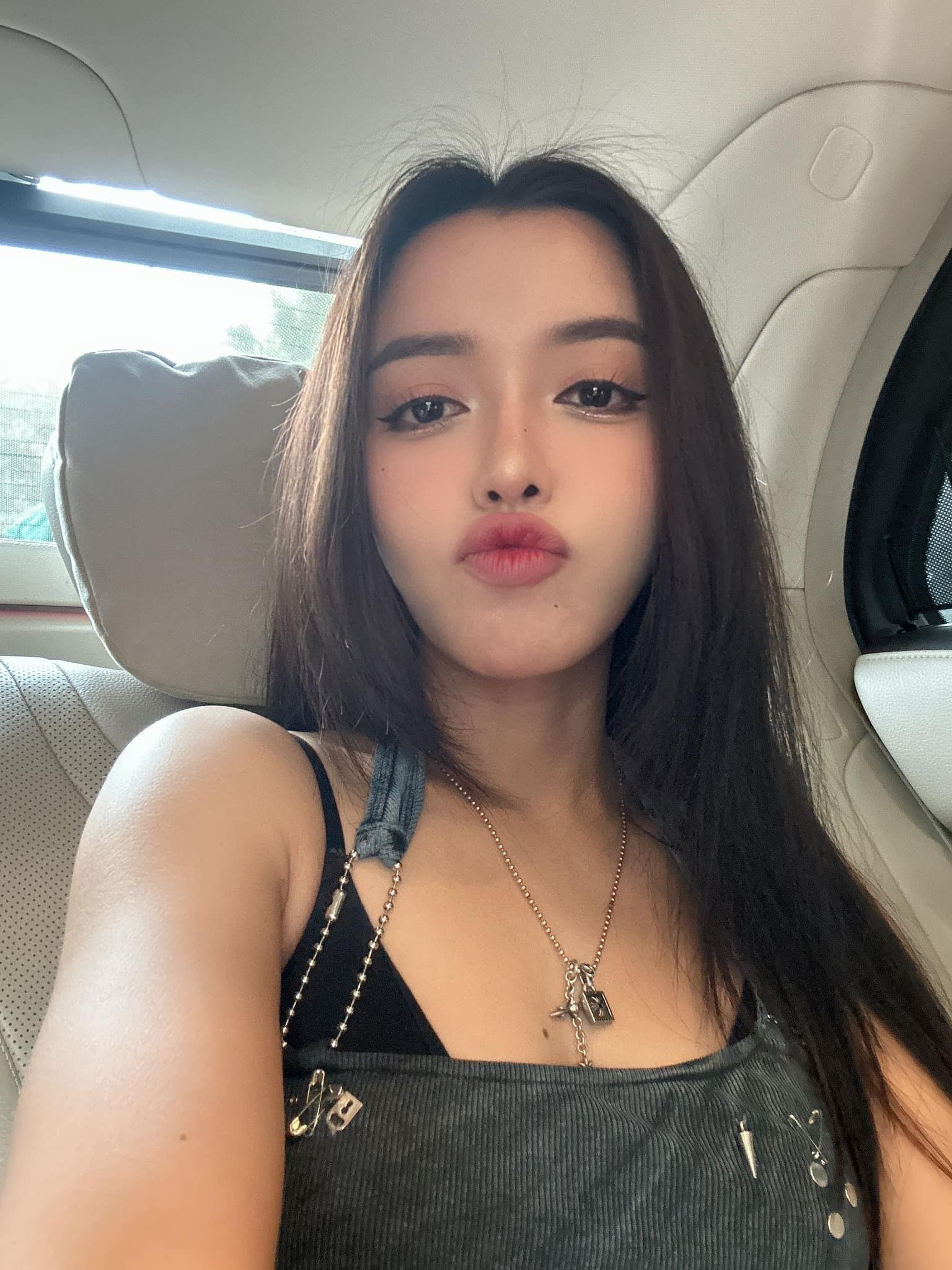 Bích Phương "cưa sừng làm nghé" với style quá cool: Chị em 30+ học theo, kiểu gì cũng trẻ ra ít nhất 5 tuổi- Ảnh 1. Bích Phương "cưa sừng làm nghé" với style quá cool: Chị em 30+ học theo, kiểu gì cũng trẻ ra ít nhất 5 tuổi- Ảnh 1.