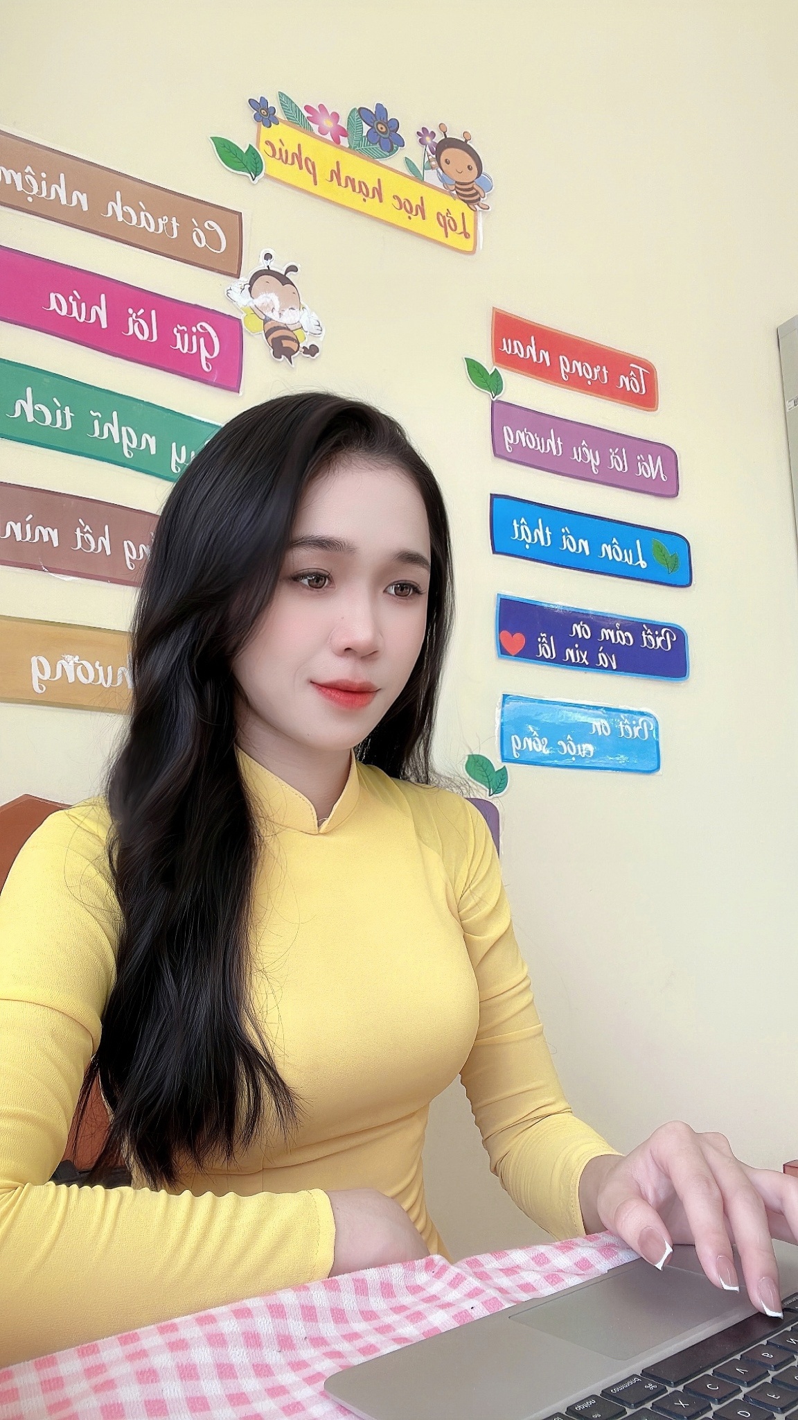 Cô giáo tiểu học đang hot TikTok: Mặt xinh - dáng đỉnh, BST áo dài đi dạy cả tuần không trùng màu là xịn nhất!- Ảnh 5.