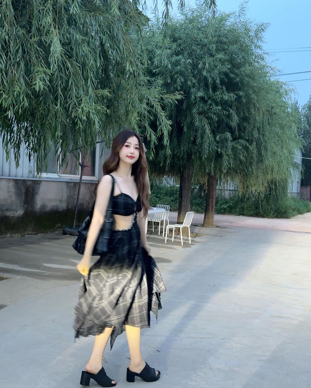 Ngắm 1000 lần không chán style của Ngu Thư Hân: Vibe tiểu thư tràn màn hình, xứng "10 điểm không có nhưng"- Ảnh 6.