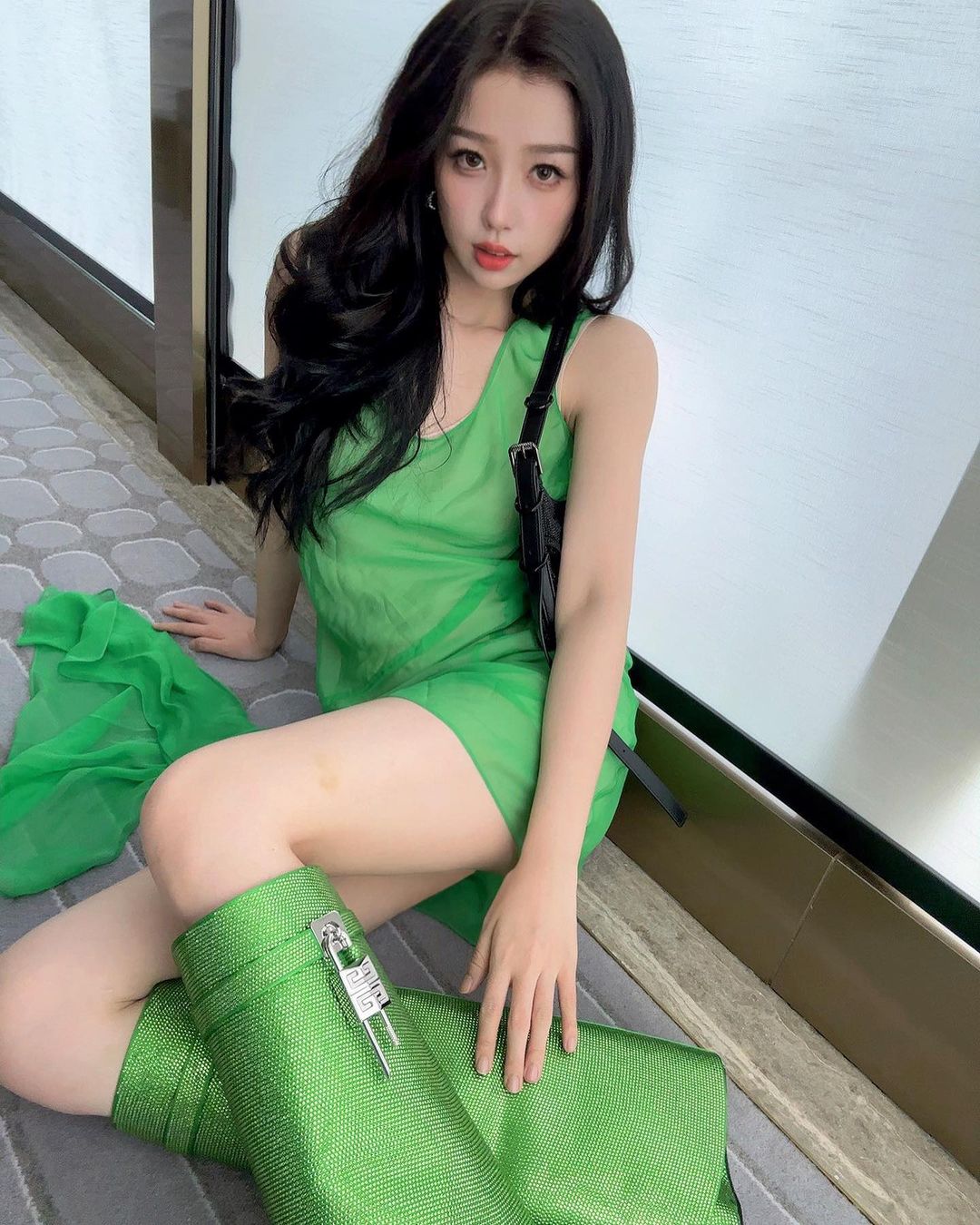 Ngắm 1000 lần không chán style của Ngu Thư Hân: Vibe tiểu thư tràn màn hình, xứng "10 điểm không có nhưng"- Ảnh 10.