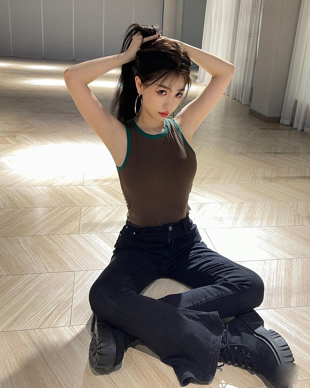 Ngắm 1000 lần không chán style của Ngu Thư Hân: Vibe tiểu thư tràn màn hình, xứng "10 điểm không có nhưng"- Ảnh 15.