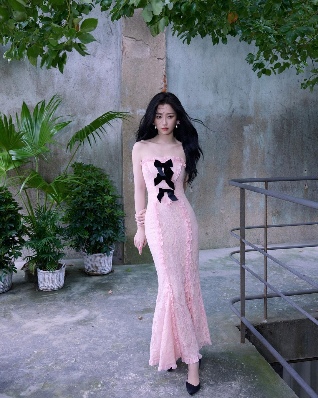 Ngắm 1000 lần không chán style của Ngu Thư Hân: Vibe tiểu thư tràn màn hình, xứng "10 điểm không có nhưng"- Ảnh 2.