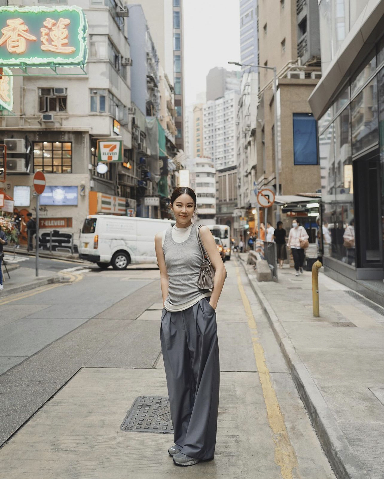 Dân công sở vẫn có thể diện tank top đi làm mà không sợ kém duyên nếu ghi nhớ 3 lưu ý sau- Ảnh 2.