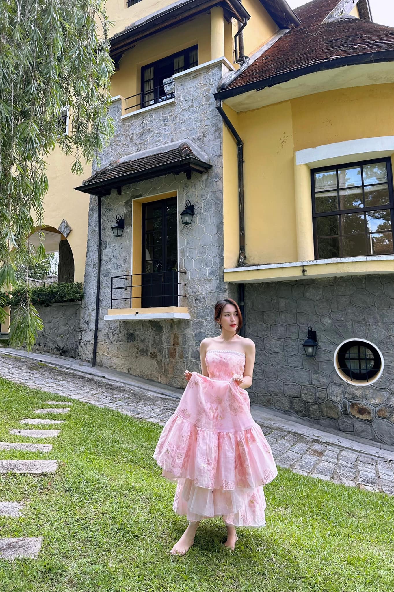 Ngắm 1000 lần không chán tủ đồ hè của Hoà Minzy: Visual và style "gái một con" vẫn cứ đỉnh- Ảnh 7.