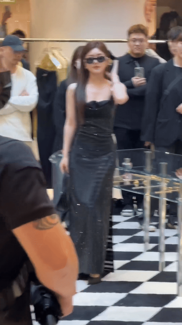 Triệu Lộ Tư lại đi event Versace: Tạo hình đã khá khẩm hơn nhưng có còn bị cam thường hại?- Ảnh 10.