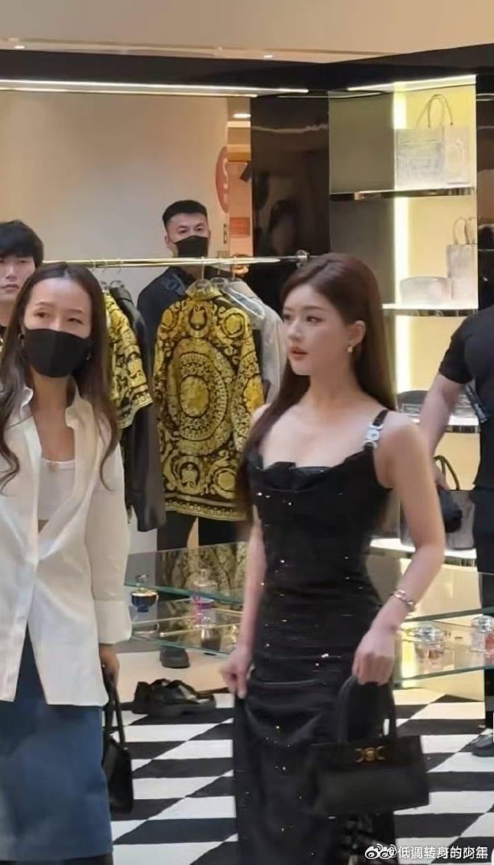 Triệu Lộ Tư lại đi event Versace: Tạo hình đã khá khẩm hơn nhưng có còn bị cam thường hại?- Ảnh 8.