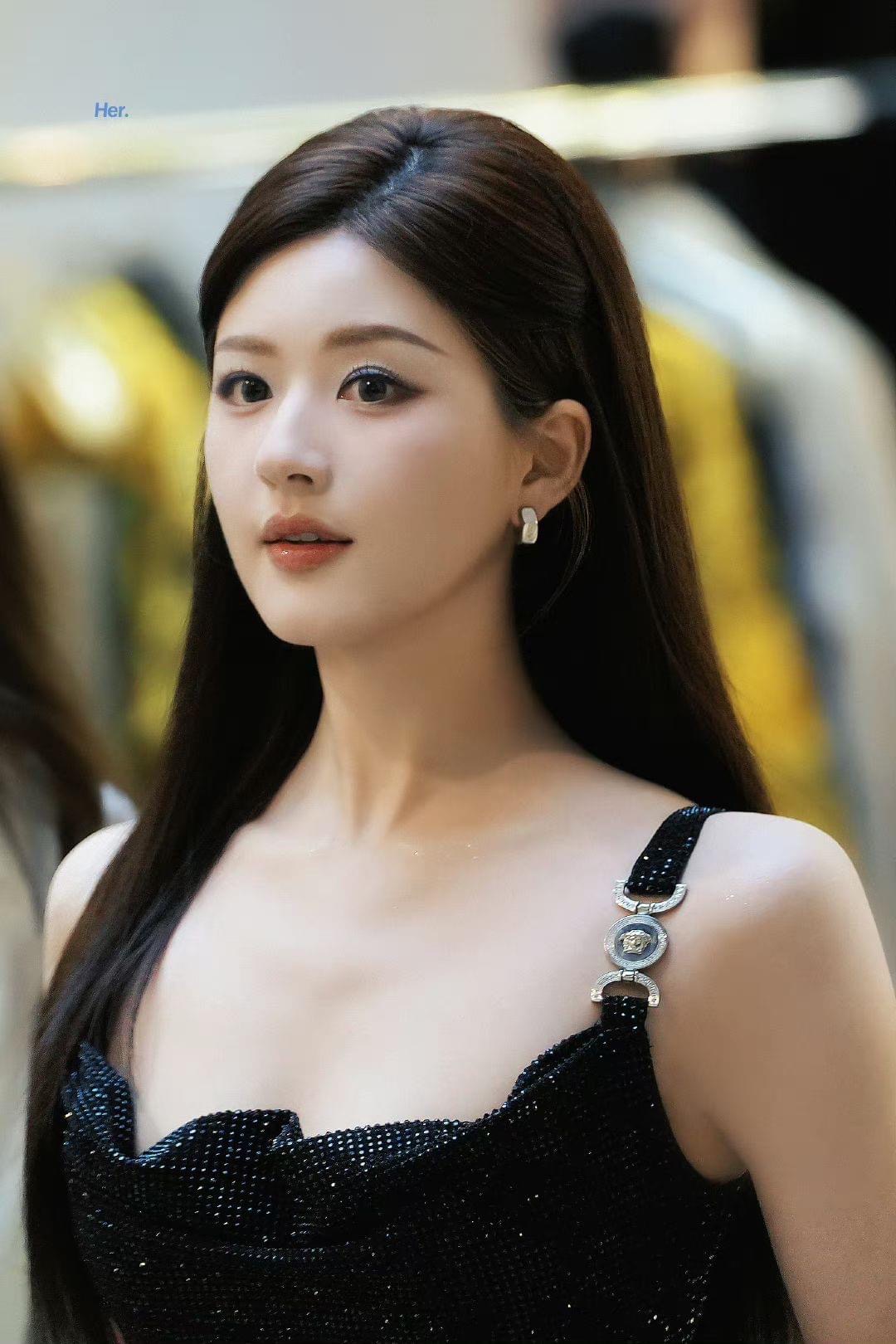 Triệu Lộ Tư lại đi event Versace: Tạo hình đã khá khẩm hơn nhưng có còn bị cam thường hại?- Ảnh 4.