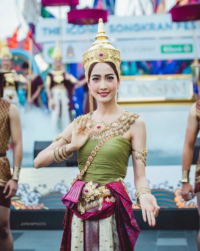 Điểm lại loạt nữ thần Songkran gây bão: Baifern khiến cả khu phố ngẩn ngơ, trùm cuối đang khiến nhiều người hóng nhất- Ảnh 11. Điểm lại loạt nữ thần Songkran gây bão: Baifern khiến cả khu phố ngẩn ngơ, trùm cuối đang khiến nhiều người hóng nhất- Ảnh 11.