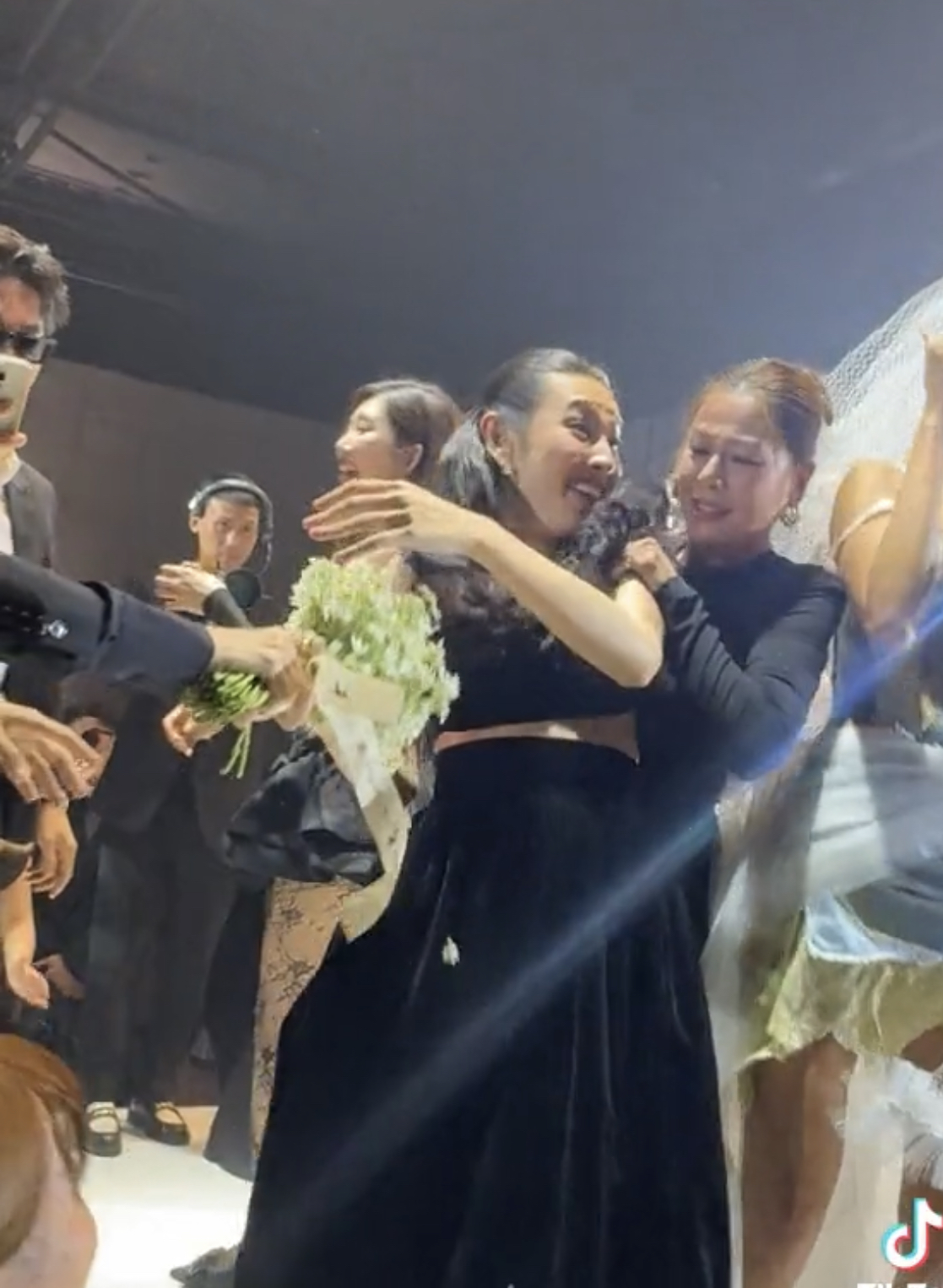 Nam Thư "ô dề" khi dự cưới: 2 lần quát lớn và xáo trộn sân khấu bắt hoa, hành động "ăn vạ" gây tranh cãi- Ảnh 2.