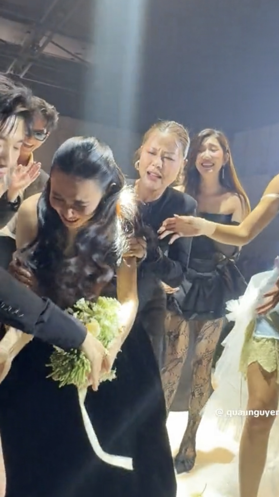 Nam Thư "ô dề" khi dự cưới: 2 lần quát lớn và xáo trộn sân khấu bắt hoa, hành động "ăn vạ" gây tranh cãi- Ảnh 1.