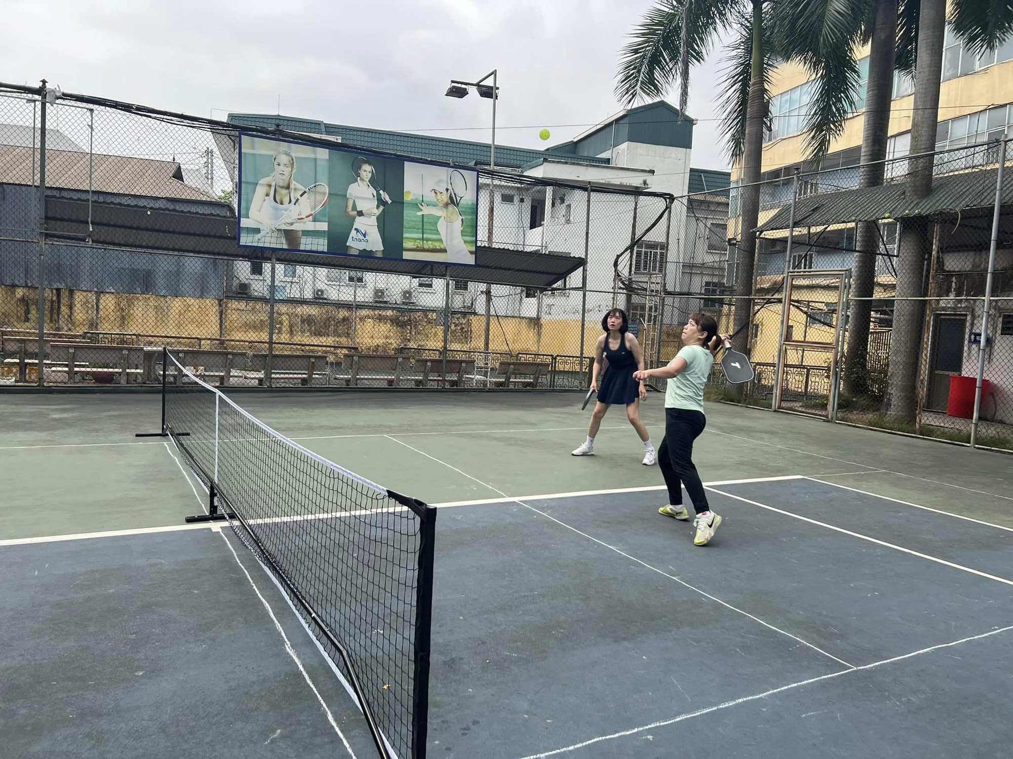 Pickleball - Môn thể thao thời thượng hóa ra "lợi hại" với chị em thế này cơ!- Ảnh 4.