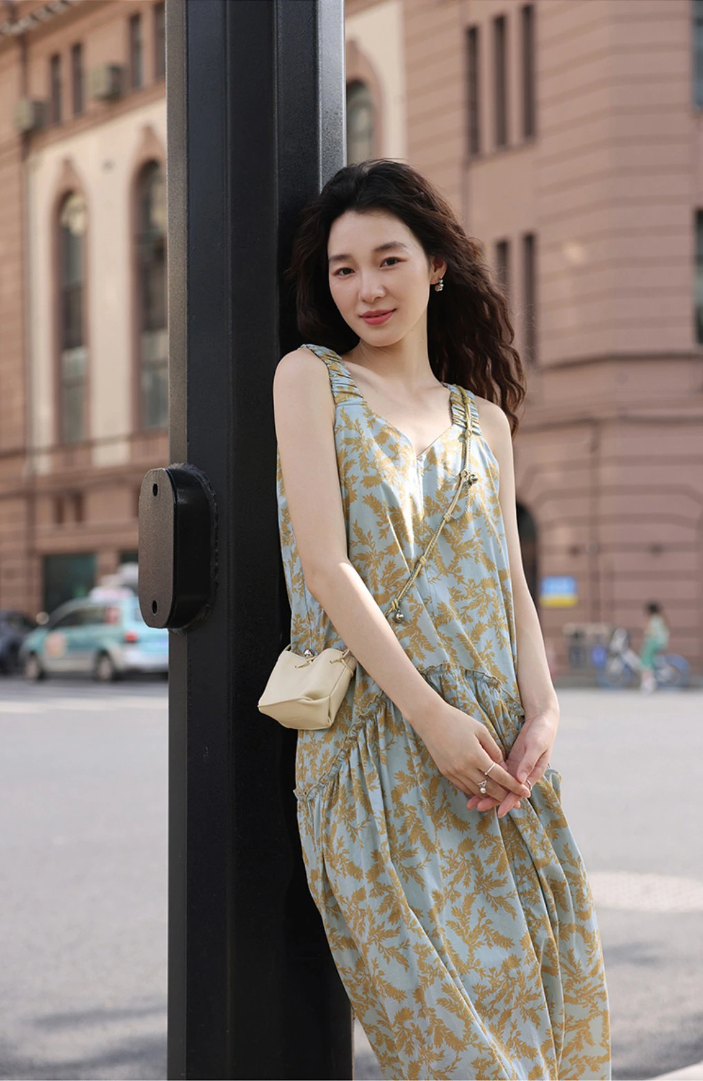 Ngại váy hai dây lộ vai thô, đây là 10 mẫu váy siêu tôn dáng dành cho các nàng 30+ diện đi biển hè này- Ảnh 10.