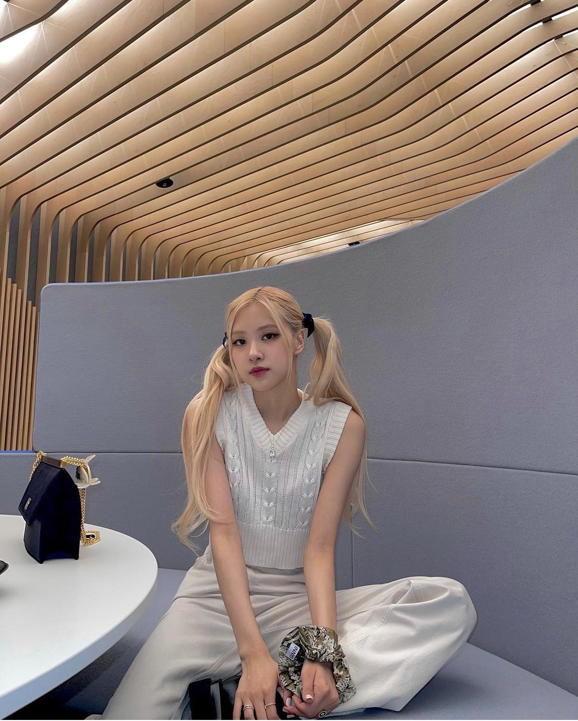 Không cần dao kéo, mắt mí lót của Rosé vẫn "lên đời" chỉ bằng một thủ thuật: Nàng học lỏm siêu dễ- Ảnh 2. Không cần dao kéo, mắt mí lót của Rosé vẫn "lên đời" chỉ bằng một thủ thuật: Nàng học lỏm siêu dễ- Ảnh 2.