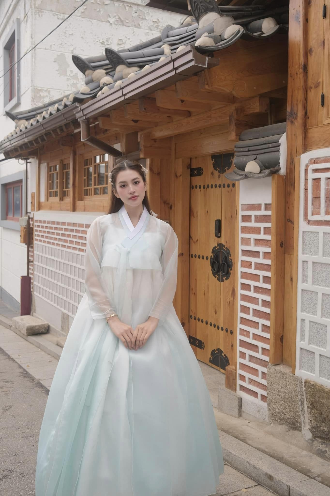 Tiểu Vy "hóa gái Hàn" khoe visual xinh ngây ngất, Thùy Tiên có lép vế khi đứng cạnh?- Ảnh 1.