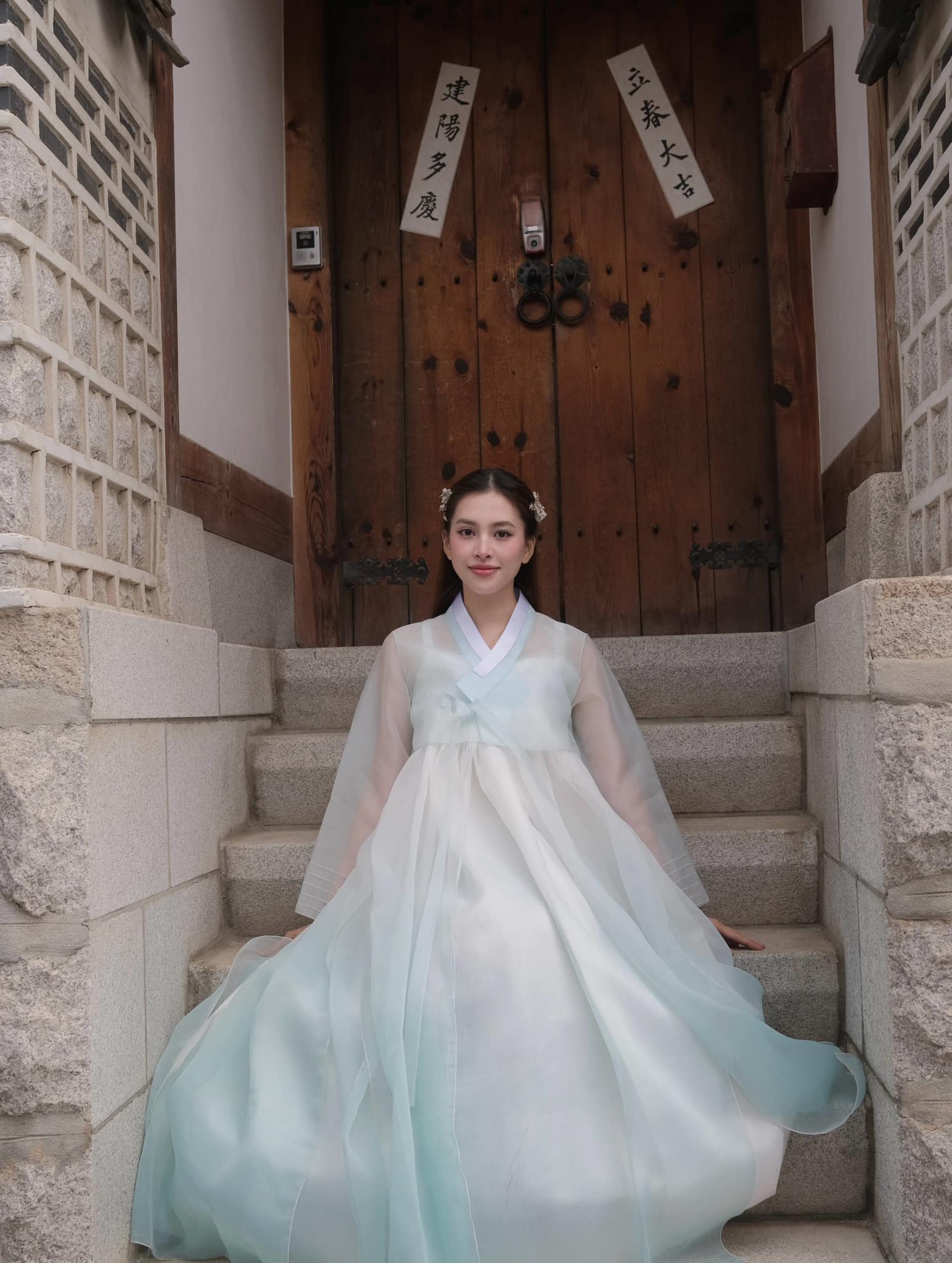Tiểu Vy "hóa gái Hàn" khoe visual xinh ngây ngất, Thùy Tiên có lép vế khi đứng cạnh?- Ảnh 3.