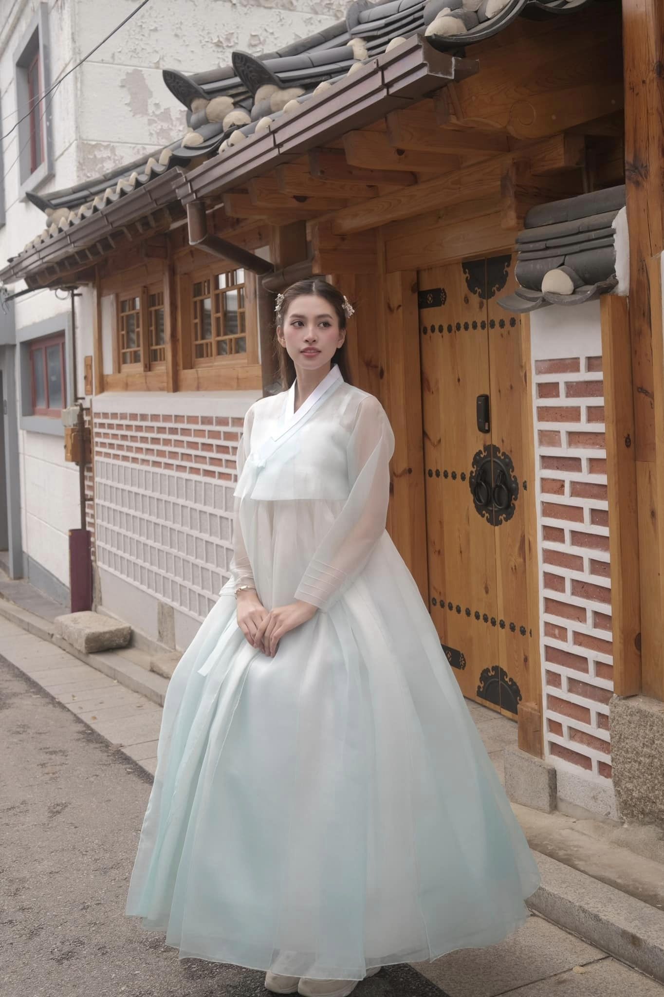 Tiểu Vy "hóa gái Hàn" khoe visual xinh ngây ngất, Thùy Tiên có lép vế khi đứng cạnh?- Ảnh 2.