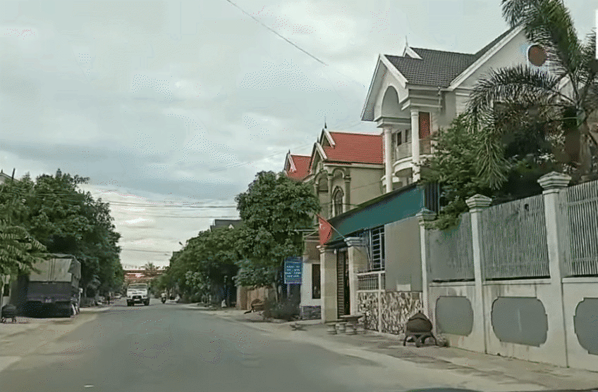 "Làng tỷ phú" ở Nghệ An: Từ đói khổ vươn lên nhờ buôn đồng nát "xuyên quốc gia", giờ đại gia nhiều không đếm xuể- Ảnh 6. "Làng tỷ phú" ở Nghệ An: Từ đói khổ vươn lên nhờ buôn đồng nát "xuyên quốc gia", giờ đại gia nhiều không đếm xuể- Ảnh 6.