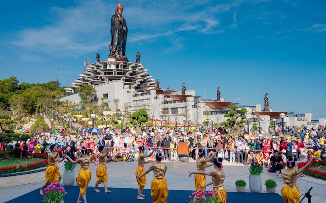 "Độc lạ" văn hóa Khmer được tái hiện sinh động trên núi Bà Đen, Tây Ninh- Ảnh 1. "Độc lạ" văn hóa Khmer được tái hiện sinh động trên núi Bà Đen, Tây Ninh- Ảnh 1.