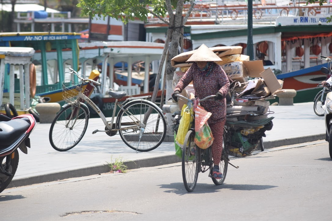 "Làng tỷ phú" ở Nghệ An: Từ đói khổ vươn lên nhờ buôn đồng nát "xuyên quốc gia", giờ đại gia nhiều không đếm xuể- Ảnh 4. "Làng tỷ phú" ở Nghệ An: Từ đói khổ vươn lên nhờ buôn đồng nát "xuyên quốc gia", giờ đại gia nhiều không đếm xuể- Ảnh 4.
